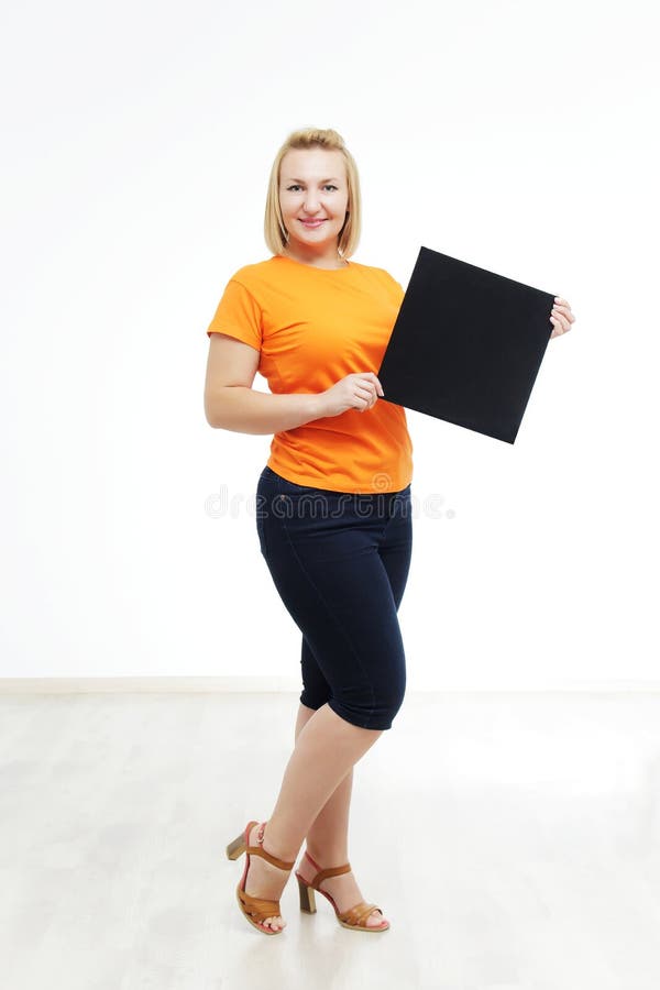 Jonge vrouw met teken houdt zij tegen een witte achtergrond stock foto's Jonge vrouw met teken houdt zij tegen een witte achtergrond stock foto's