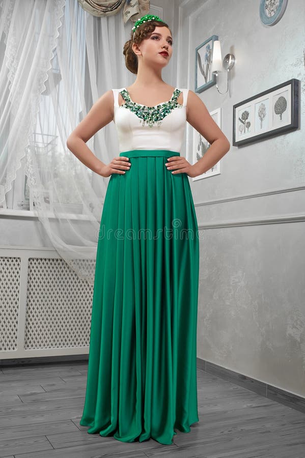 Jonge vrouw, mooi brunette in een lange groene kleding, handen royalty-vrije stock foto's Jonge vrouw, mooi brunette in een lange groene kleding, handen royalty-vrije stock foto's