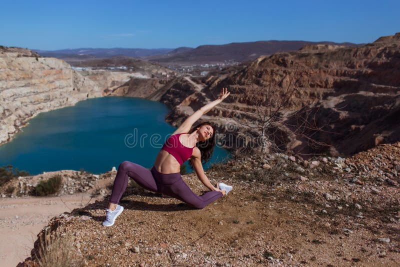 Jonge vrouw oefent yoga uit in het bergmeer royalty-vrije stock foto's Jonge vrouw oefent yoga uit in het bergmeer royalty-vrije stock foto's