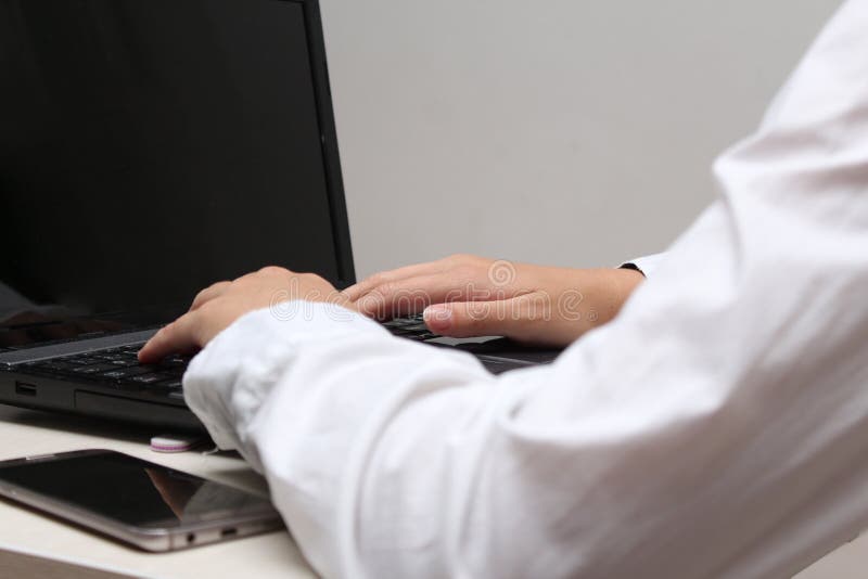 Jonge vrouw op laptop in bureau royalty-vrije stock afbeelding Jonge vrouw op laptop in bureau royalty-vrije stock afbeelding