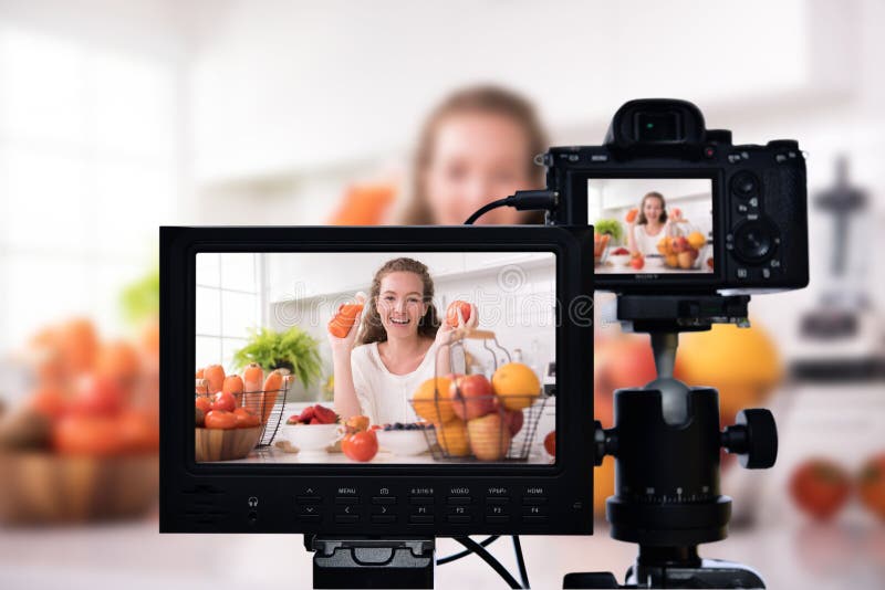 Jonge vrouwelijke blogger vlogger en online influencer nemen video - inhoud op over gezond voedsel Jonge vrouwelijke blogger vlogger en online influencer nemen video - inhoud op over gezond voedsel