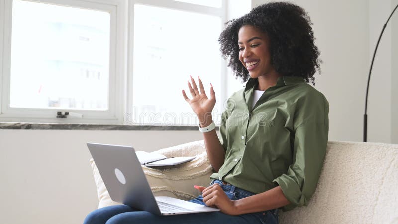 Jonge vrouwelijke student gaat online in gesprek op de laptop