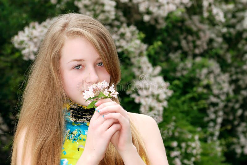 Jonge vrouwelijke tiener ruikende bloemen in een tuin stock afbeeldingen Jonge vrouwelijke tiener ruikende bloemen in een tuin stock afbeeldingen