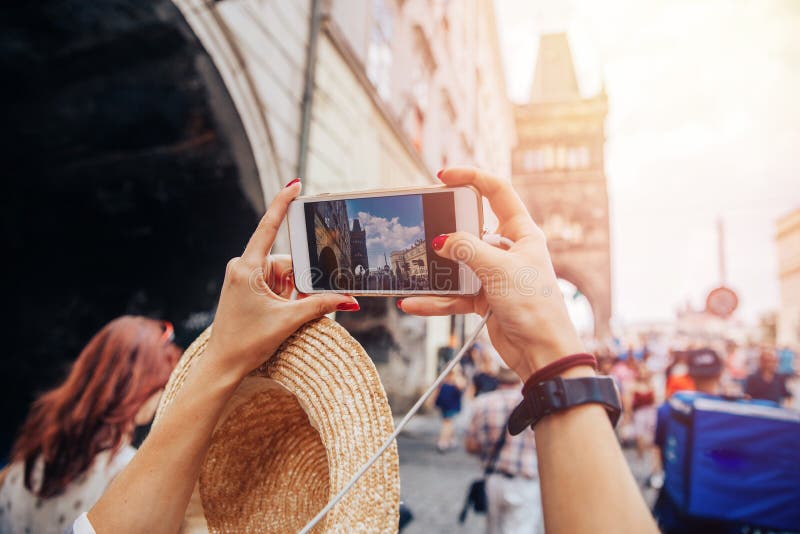 Jonge vrouwen blogger toerist die fotocamera op Charles Bridge in Praag, Tsjechische Republiek nemen Conceptenreis stock foto's Jonge vrouwen blogger toerist die fotocamera op Charles Bridge in Praag, Tsjechische Republiek nemen Conceptenreis stock foto's