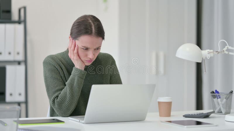 Jonge vrouwen boze gebruikende laptop