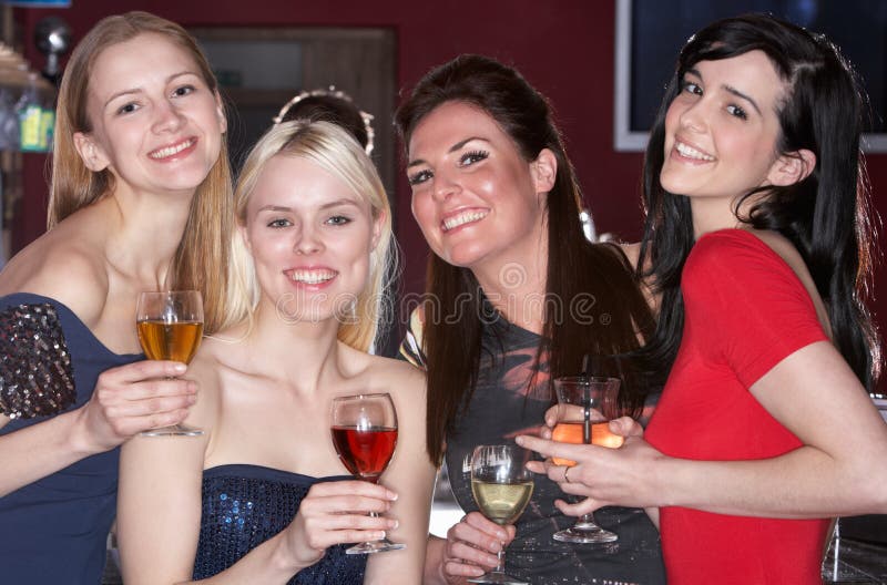 Jonge vrouwen die bij staaf drinken stock afbeelding Jonge vrouwen die bij staaf drinken stock afbeelding
