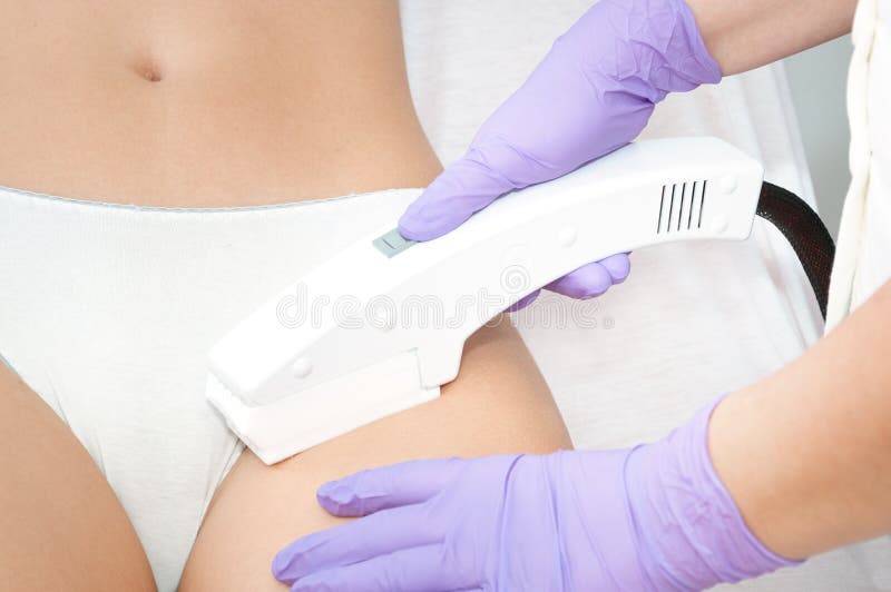 Jonge vrouw die de behandeling van de epilationlaser ontvangen royalty-vrije stock afbeelding Jonge vrouw die de behandeling van de epilationlaser ontvangen royalty-vrije stock afbeelding
