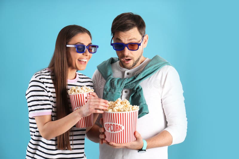 Jonge vrouwen stealing popcorn van vriend stock afbeelding Jonge vrouwen stealing popcorn van vriend stock afbeelding