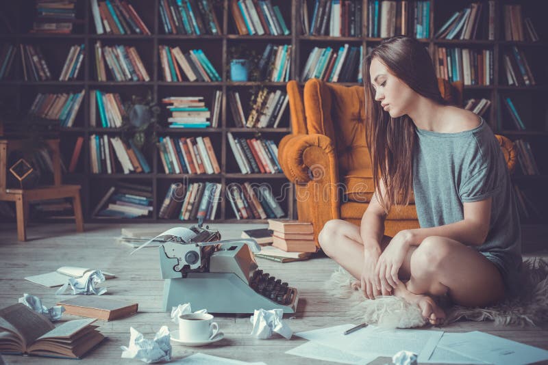 Jonge vrouwenschrijver in bibliotheek thuis creatief beroep geen inspiratie stock afbeeldingen Jonge vrouwenschrijver in bibliotheek thuis creatief beroep geen inspiratie stock afbeeldingen