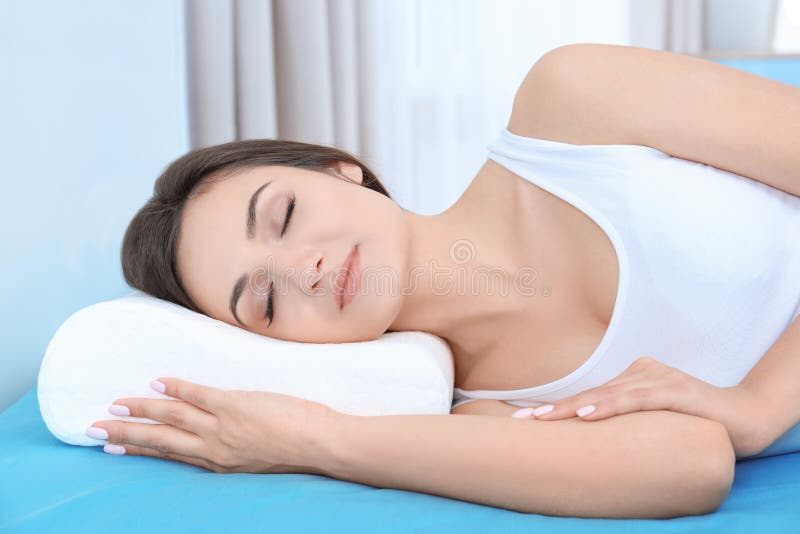 Jonge vrouwenslaap op bed met orthopedisch hoofdkussen royalty-vrije stock foto's Jonge vrouwenslaap op bed met orthopedisch hoofdkussen royalty-vrije stock foto's