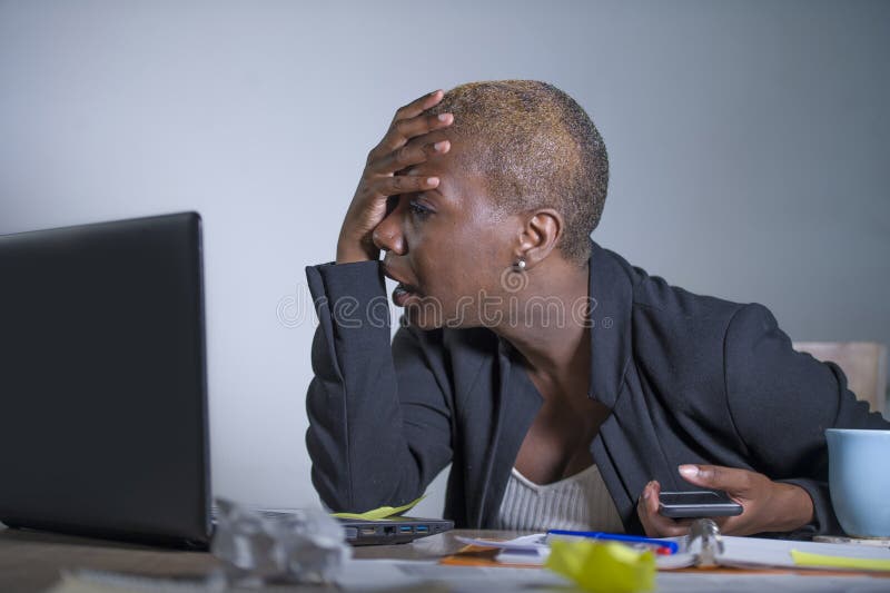 Jonge wanhopige en beklemtoonde Afrikaanse Amerikaanse bedrijfsvrouw die bij laptop computerbureau op kantoor werken die spanning royalty-vrije stock afbeeldingen Jonge wanhopige en beklemtoonde Afrikaanse Amerikaanse bedrijfsvrouw die bij laptop computerbureau op kantoor werken die spanning royalty-vrije stock afbeeldingen