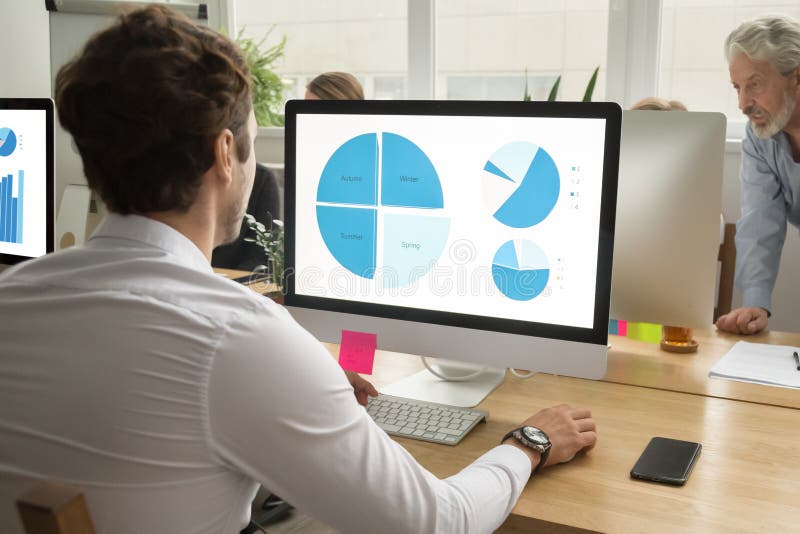 Jonge werknemer die computer met behulp van die gegevens, statistiekenanalysi analyseren royalty-vrije stock fotografie Jonge werknemer die computer met behulp van die gegevens, statistiekenanalysi analyseren royalty-vrije stock fotografie