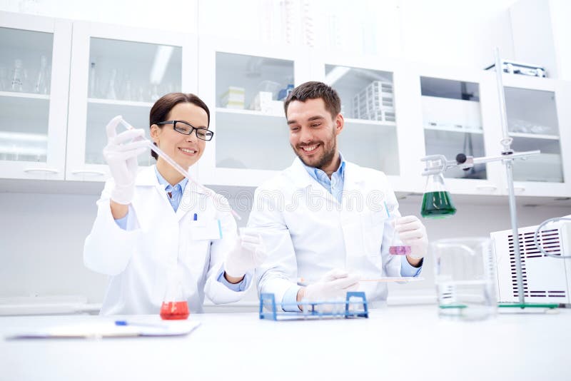 Jonge wetenschappers die test of onderzoek naar laboratorium maken royalty-vrije stock fotografie Jonge wetenschappers die test of onderzoek naar laboratorium maken royalty-vrije stock fotografie