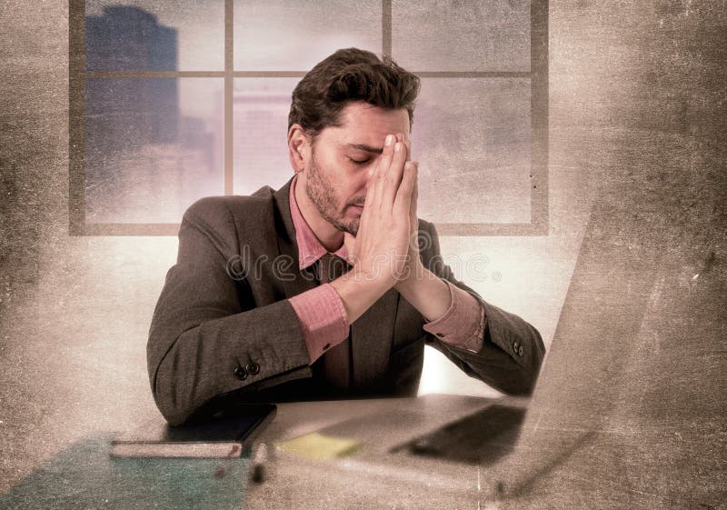 Jonge zakenman die aan computer op gedeprimeerd kantoor en droevige lijdende hoofdpijn werken stock afbeelding Jonge zakenman die aan computer op gedeprimeerd kantoor en droevige lijdende hoofdpijn werken stock afbeelding