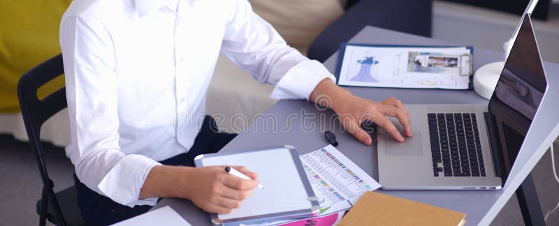 Jonge zakenman die in bureau werken, die zich dichtbij bureau bevinden stock foto Jonge zakenman die in bureau werken, die zich dichtbij bureau bevinden stock foto