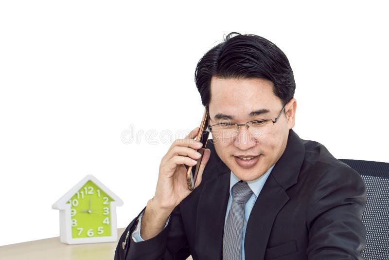 Jonge zakenman die met slimme telefoon spreken Hij die het glimlachen kijken royalty-vrije stock foto Jonge zakenman die met slimme telefoon spreken Hij die het glimlachen kijken royalty-vrije stock foto