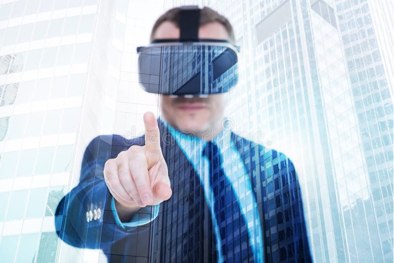 Jonge zakenman die in VR-hoofdtelefoon met vinger op camera richten stock afbeelding Jonge zakenman die in VR-hoofdtelefoon met vinger op camera richten stock afbeelding
