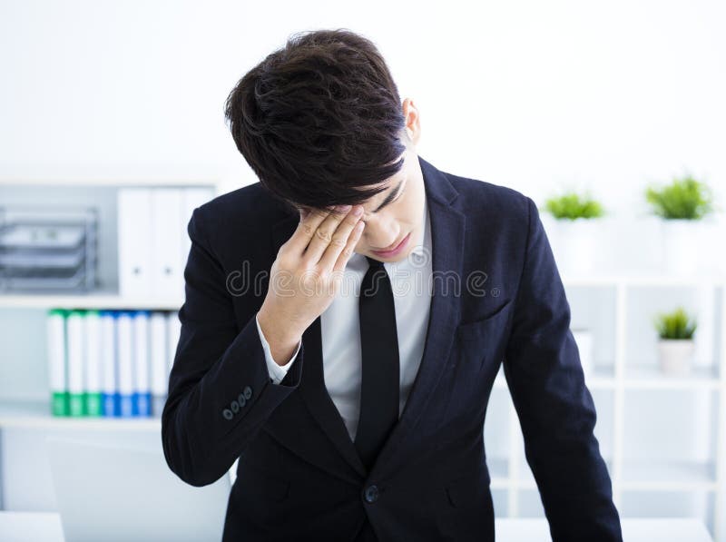 Jonge Zakenman met spanning die zijn ogen wrijven stock foto's Jonge Zakenman met spanning die zijn ogen wrijven stock foto's