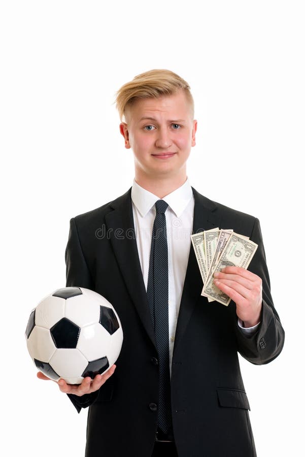 Jonge zakenman met voetbalbal en geld royalty-vrije stock fotografie Jonge zakenman met voetbalbal en geld royalty-vrije stock fotografie