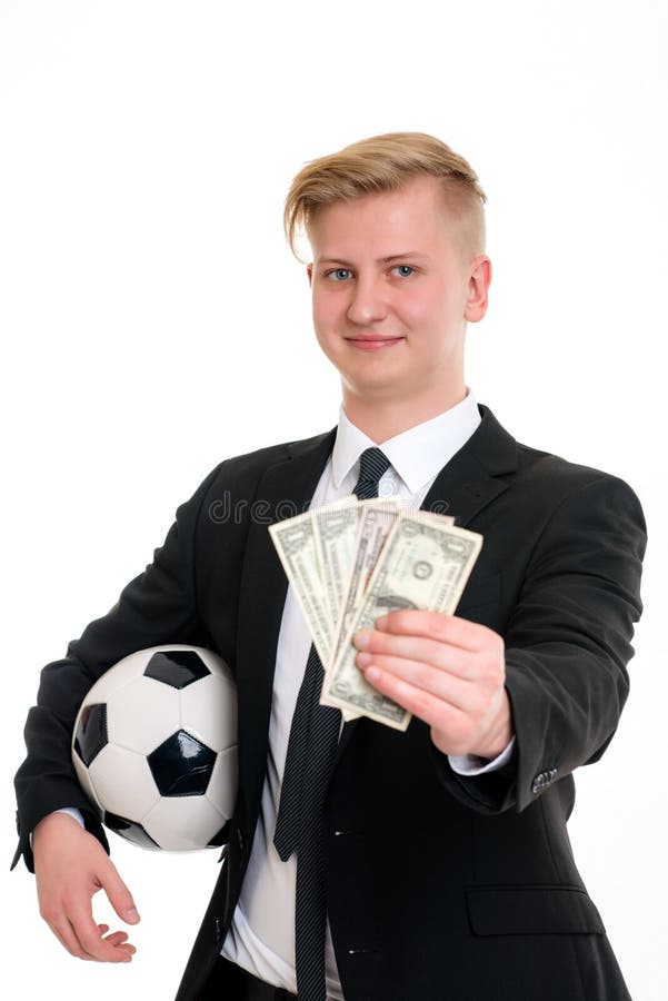 Jonge zakenman met voetbalbal en geld royalty-vrije stock fotografie Jonge zakenman met voetbalbal en geld royalty-vrije stock fotografie
