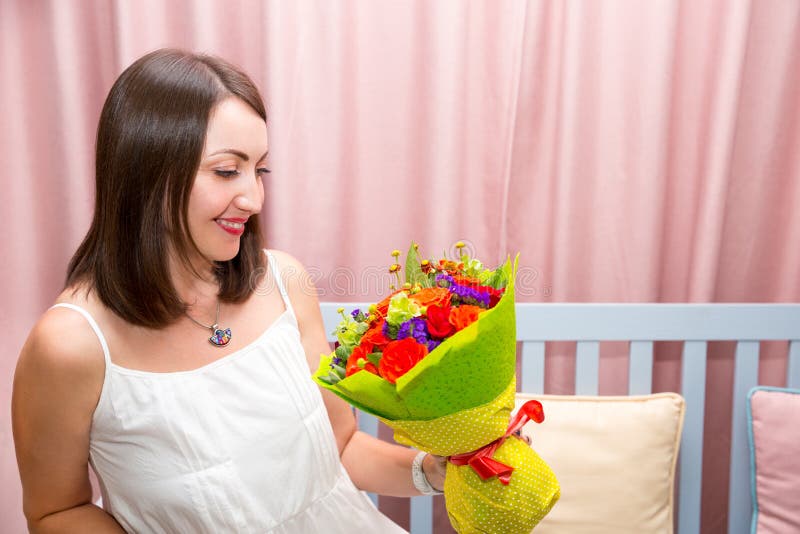 Jongelui die mooie vrouw met een boeket van bloemen glimlachen bij de verjaardag Portret in een koffie royalty-vrije stock foto Jongelui die mooie vrouw met een boeket van bloemen glimlachen bij de verjaardag Portret in een koffie royalty-vrije stock foto