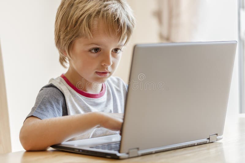 Jongen die aan laptop computer werken stock foto Jongen die aan laptop computer werken stock foto