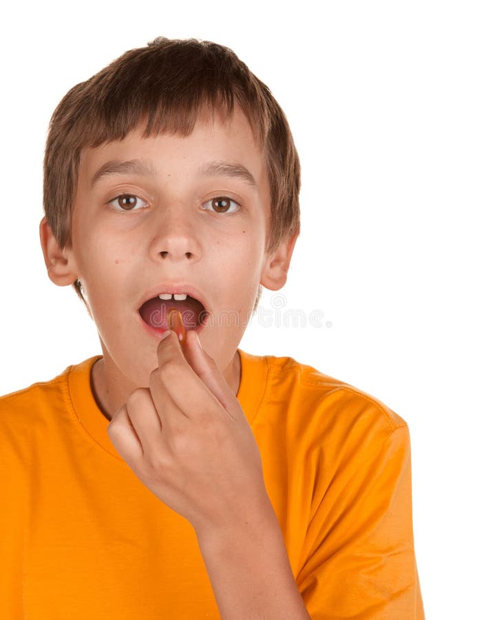 Jongen die een pil neemt stock fotografie Jongen die een pil neemt stock fotografie