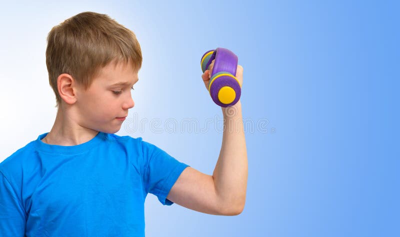 Jongen die met domoren de bicepspier bekijken royalty-vrije stock foto Jongen die met domoren de bicepspier bekijken royalty-vrije stock foto