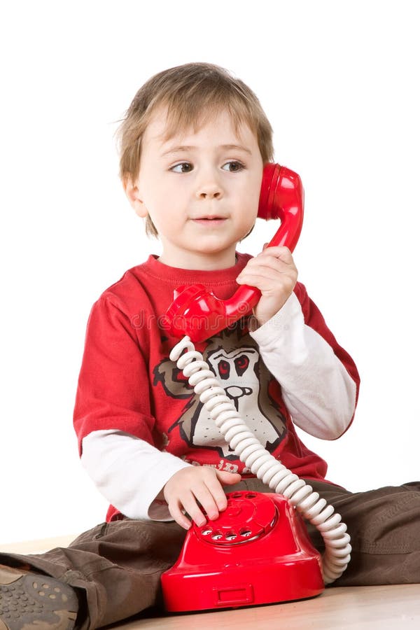 Включи телефон мальчик. Маленький мальчик с телефоном. Ребенок с телефоном. Фото на телефон для мальчиков. Ребенок играет в телефон.