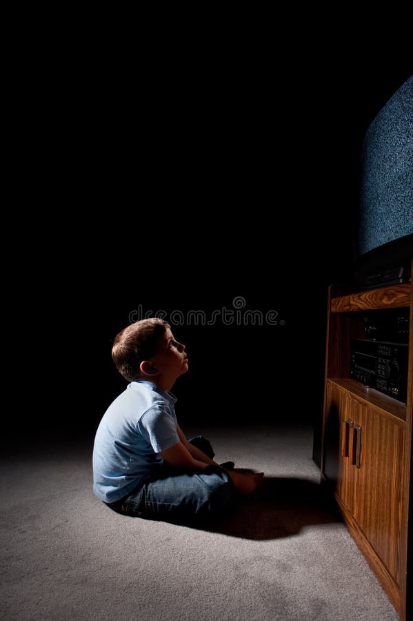 Jongen die op TV let stock afbeelding Jongen die op TV let stock afbeelding