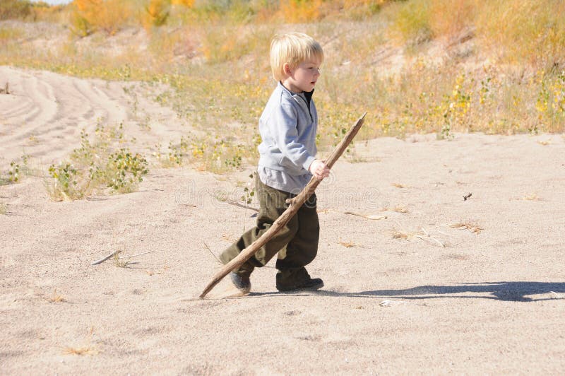 Jongen die op zandduinen loopt stock foto's Jongen die op zandduinen loopt stock foto's