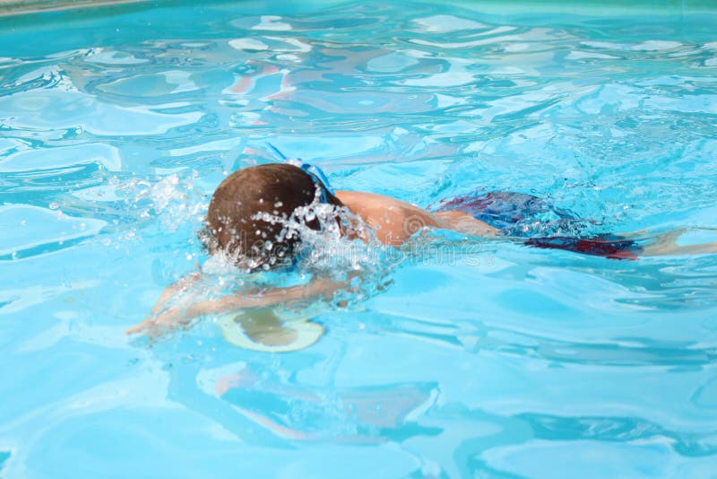 Jongen die in pool zwemmen stock afbeeldingen Jongen die in pool zwemmen stock afbeeldingen