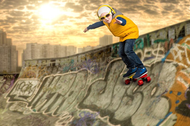 Jongen die trucs op een skateboard, stunts in het vleetpark doen De kleine jongen in de stijl van Hiphop royalty-vrije stock afbeeldingen Jongen die trucs op een skateboard, stunts in het vleetpark doen De kleine jongen in de stijl van Hiphop royalty-vrije stock afbeeldingen