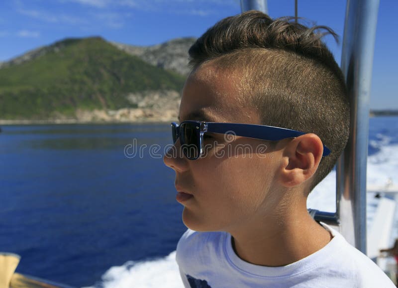 Jongen in een dek van een cruise stock afbeelding Jongen in een dek van een cruise stock afbeelding