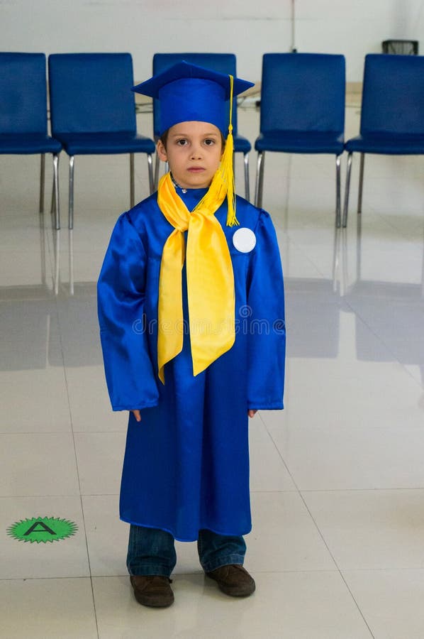 Jongen een diploma behaalde kleuterschool stock afbeeldingen Jongen een diploma behaalde kleuterschool stock afbeeldingen
