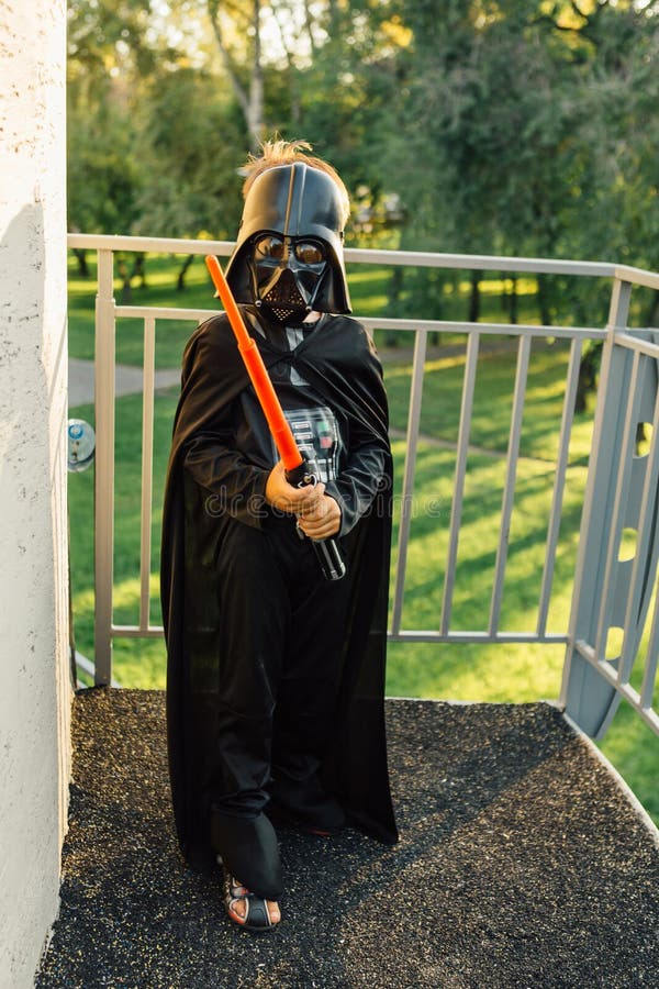 rukken Verplicht afbreken Jongen in Een Kostuum Van Darth Vader Met Zwaard Redactionele Stock Foto -  Image of toekomst, helm: 62619238