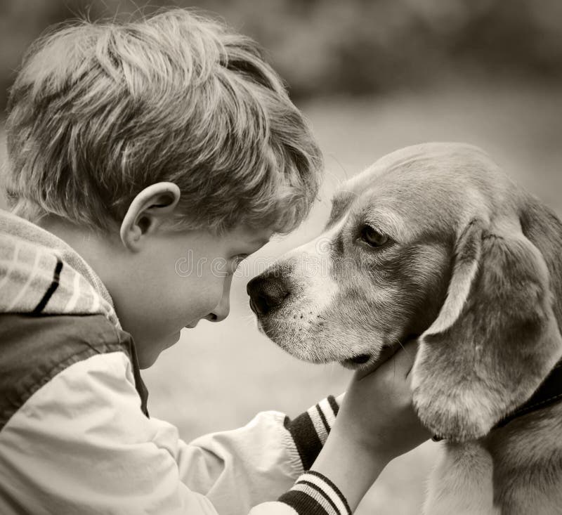 Zwart-witportret van een jongen en een hond royalty-vrije stock foto