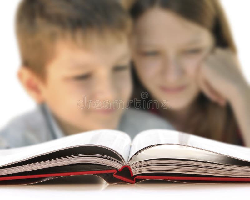 Jongen en meisje die een boek lezen royalty-vrije stock fotografie Jongen en meisje die een boek lezen royalty-vrije stock fotografie