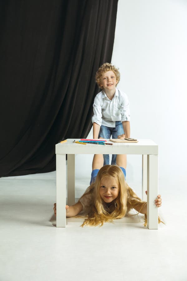 Jongen en meisje die voor school na een lange de zomeronderbreking voorbereidingen treffen Terug naar School royalty-vrije stock foto's Jongen en meisje die voor school na een lange de zomeronderbreking voorbereidingen treffen Terug naar School royalty-vrije stock foto's
