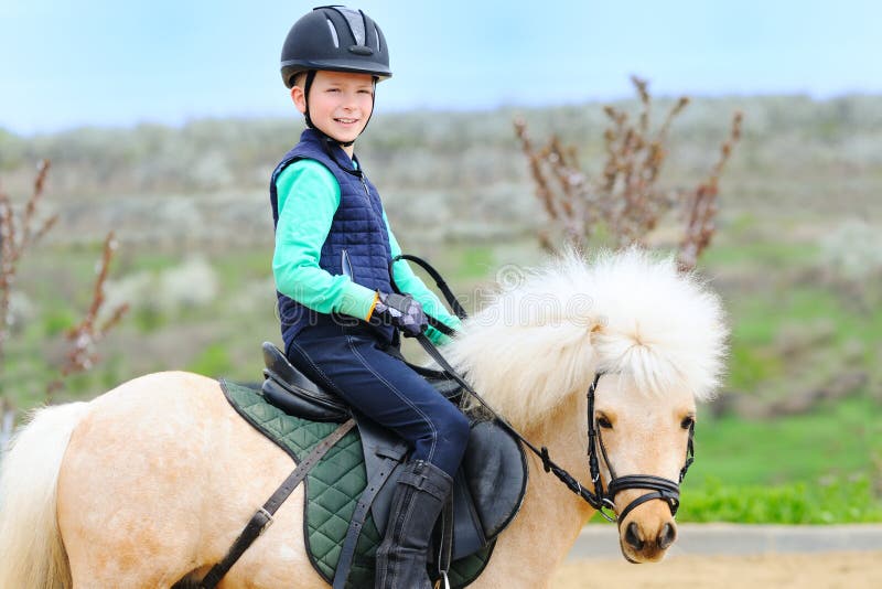 Jongen en zijn Shetlandpony royalty-vrije stock foto