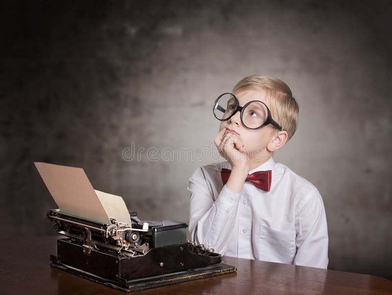 Jongen met de oude schrijfmachine royalty-vrije stock foto Jongen met de oude schrijfmachine royalty-vrije stock foto