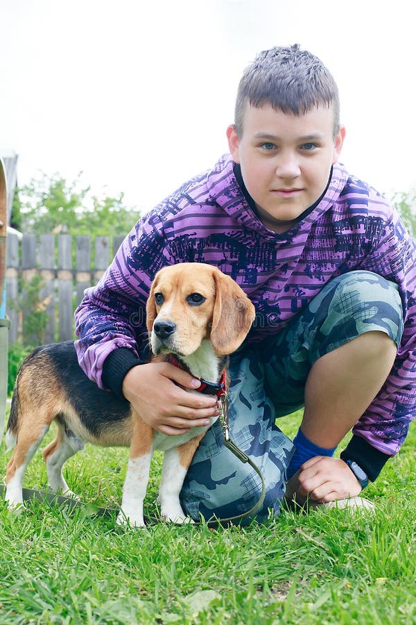 Jongen met een Brakhond in het land royalty-vrije stock afbeelding Jongen met een Brakhond in het land royalty-vrije stock afbeelding
