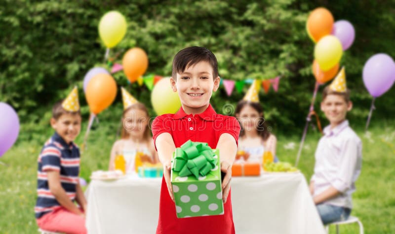 Jongen met giftdoos bij verjaardagspartij in de zomerpark royalty-vrije stock afbeeldingen Jongen met giftdoos bij verjaardagspartij in de zomerpark royalty-vrije stock afbeeldingen