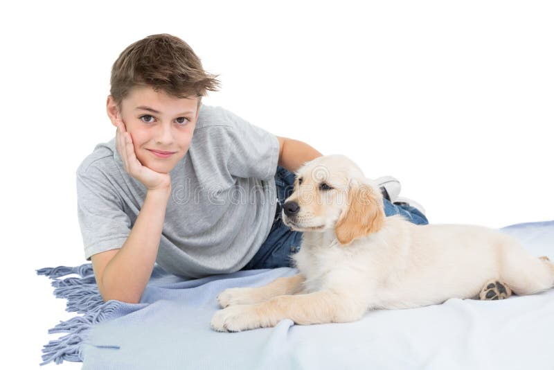 Jongen met hond die op deken liggen royalty-vrije stock fotografie Jongen met hond die op deken liggen royalty-vrije stock fotografie