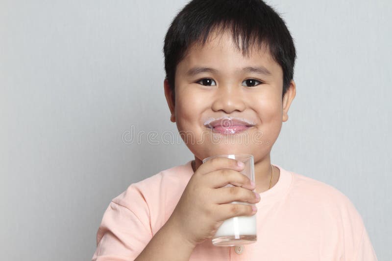 Jongen met melksnor royalty-vrije stock afbeelding Jongen met melksnor royalty-vrije stock afbeelding