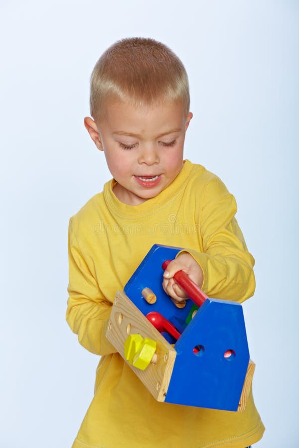 Jongen met stuk speelgoed toolbox royalty-vrije stock fotografie Jongen met stuk speelgoed toolbox royalty-vrije stock fotografie