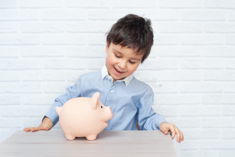 Jongen met varkensspaarvarken kinderjaren, geld, investering en gelukkig mensenconcept stock foto Jongen met varkensspaarvarken kinderjaren, geld, investering en gelukkig mensenconcept stock foto