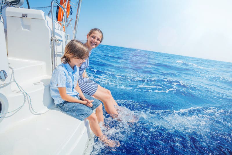 Jongen met zijn zuster aan boord van varend jacht op de zomercruise stock foto's Jongen met zijn zuster aan boord van varend jacht op de zomercruise stock foto's