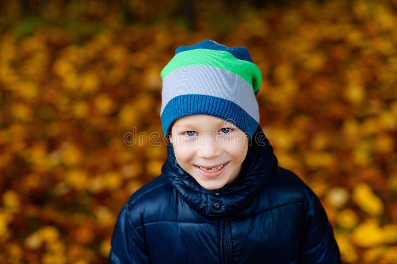 Jongen in openlucht in het park in de herfst stock fotografie Jongen in openlucht in het park in de herfst stock fotografie