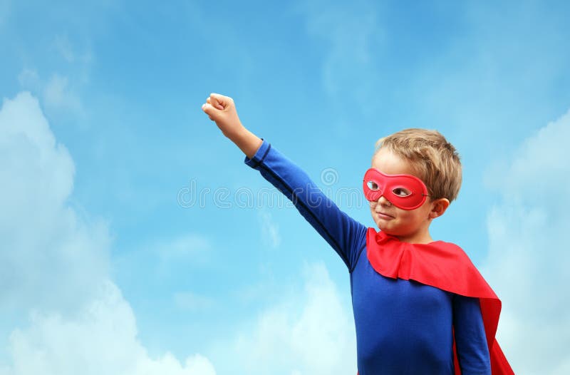 Jongen in rood superherokaap en masker stock afbeelding Jongen in rood superherokaap en masker stock afbeelding